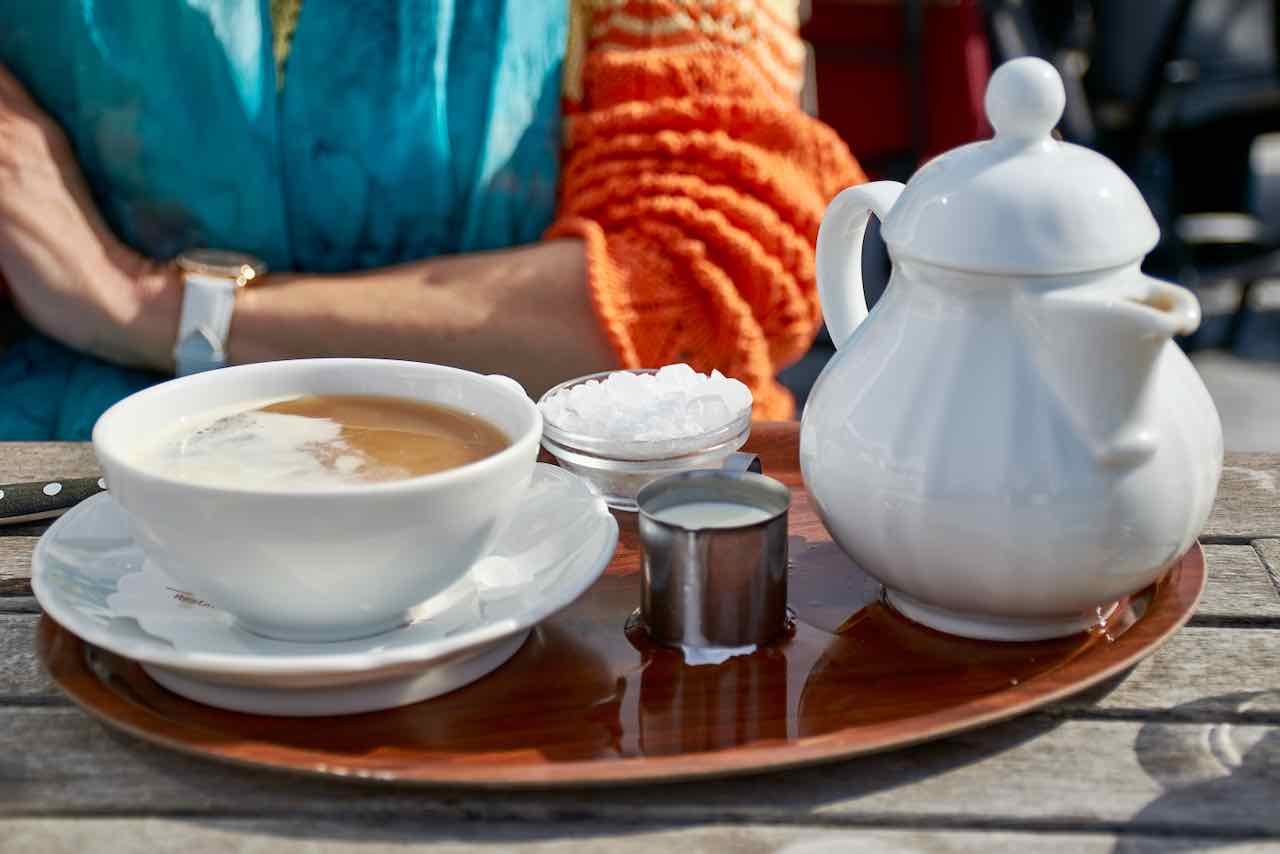 Fotografie Ilona genießt ostfriesischen Tee auf Juist © 2015 Adrian Wackernah (VG Bild-Kunst Nr.: 2219193)